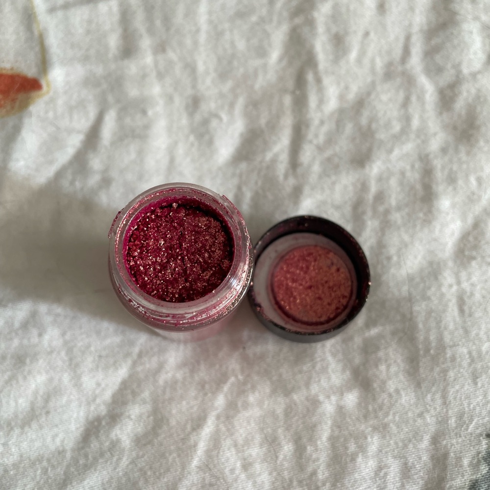 MAC Pigment in Rose - Picture 3 of 3